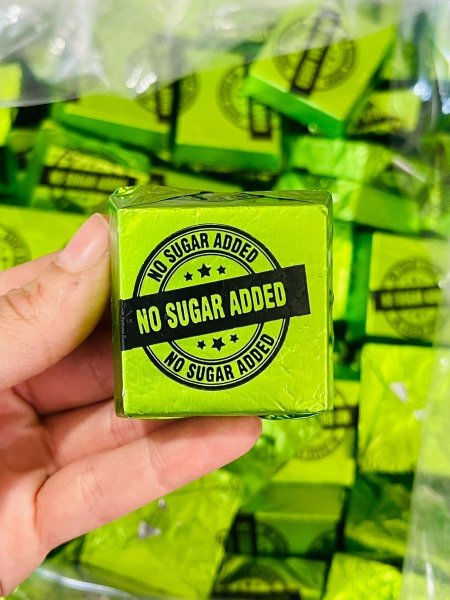 شوكولاته دارك مع كسر اللوز بدون سكر مضاف